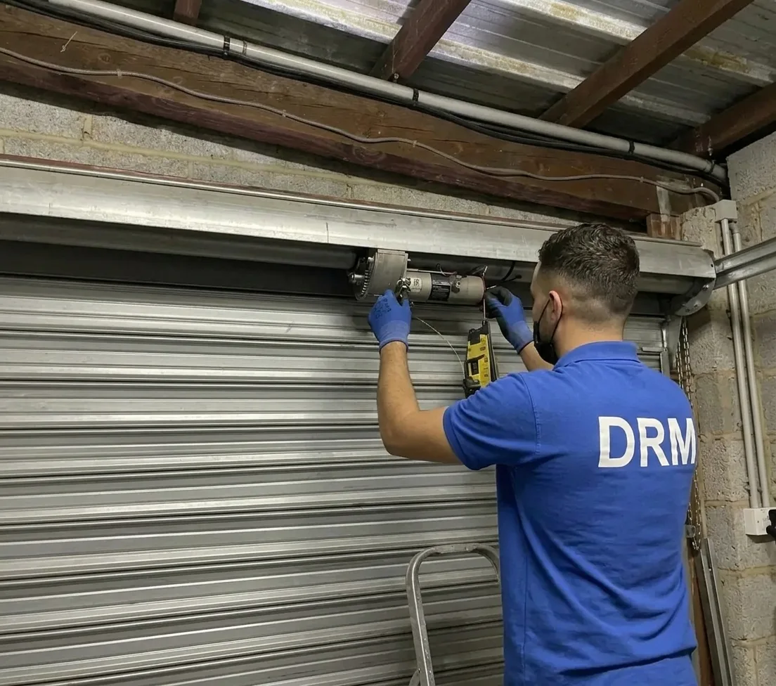 Rideau remis en service — Rideau métallique à Pantin